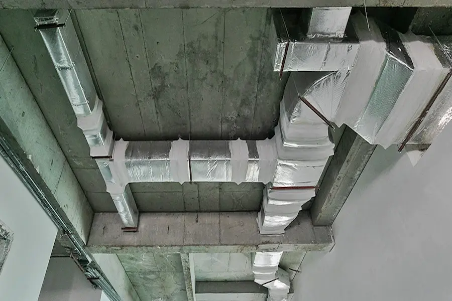 ما الفرق بين أنواع التكييف عند تركيب تكييف مركزي في الرياض؟