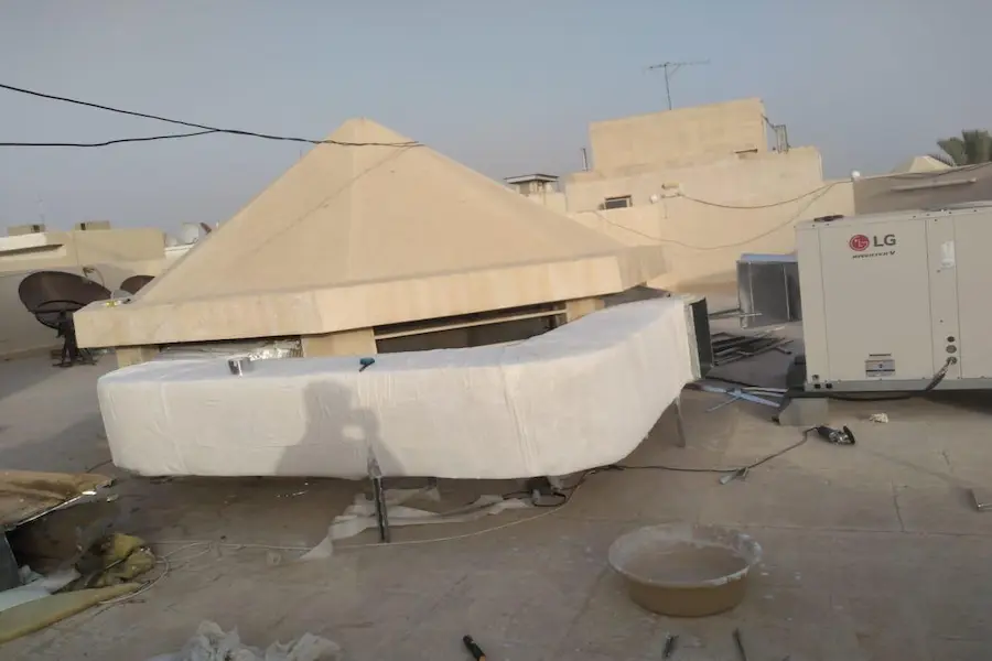 ما الذي يجعل هيكل مكيفات البرج البارد متينًا ومقاومًا للصدأ عند توريد مكيف صحراوي في الرياض؟