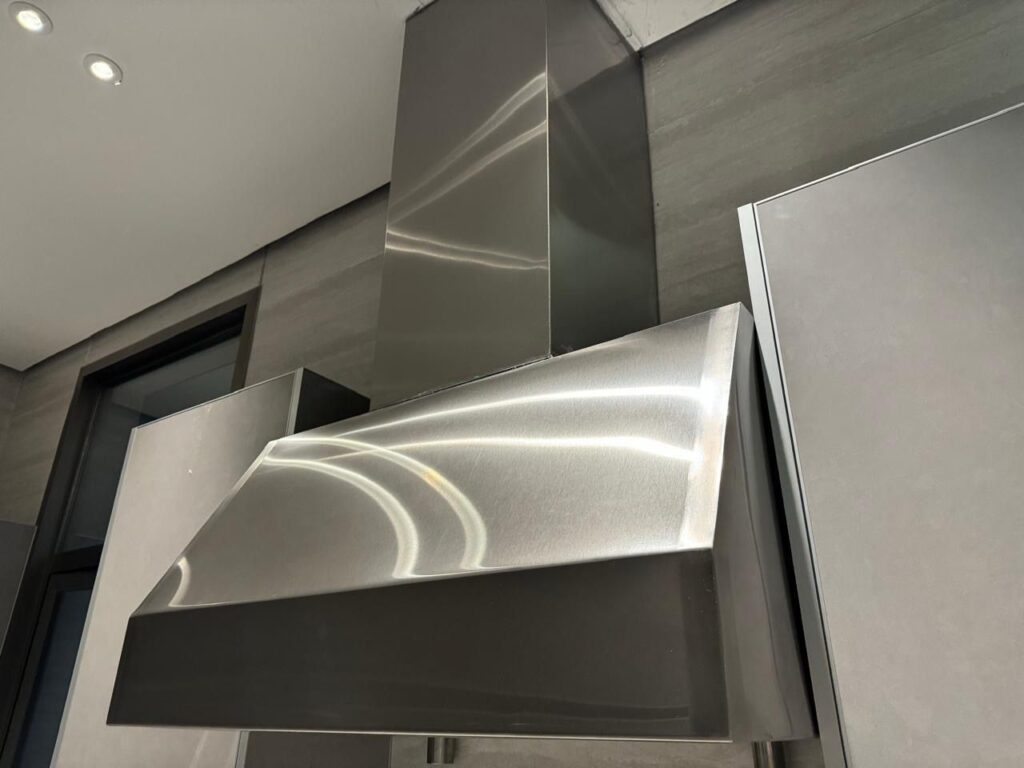 توريد وتركيب مداخن وهود شفط المطابخ للمنازل والمطاعم بالمزاحمية – الحل الأمثل لتهوية صحية وآمنة