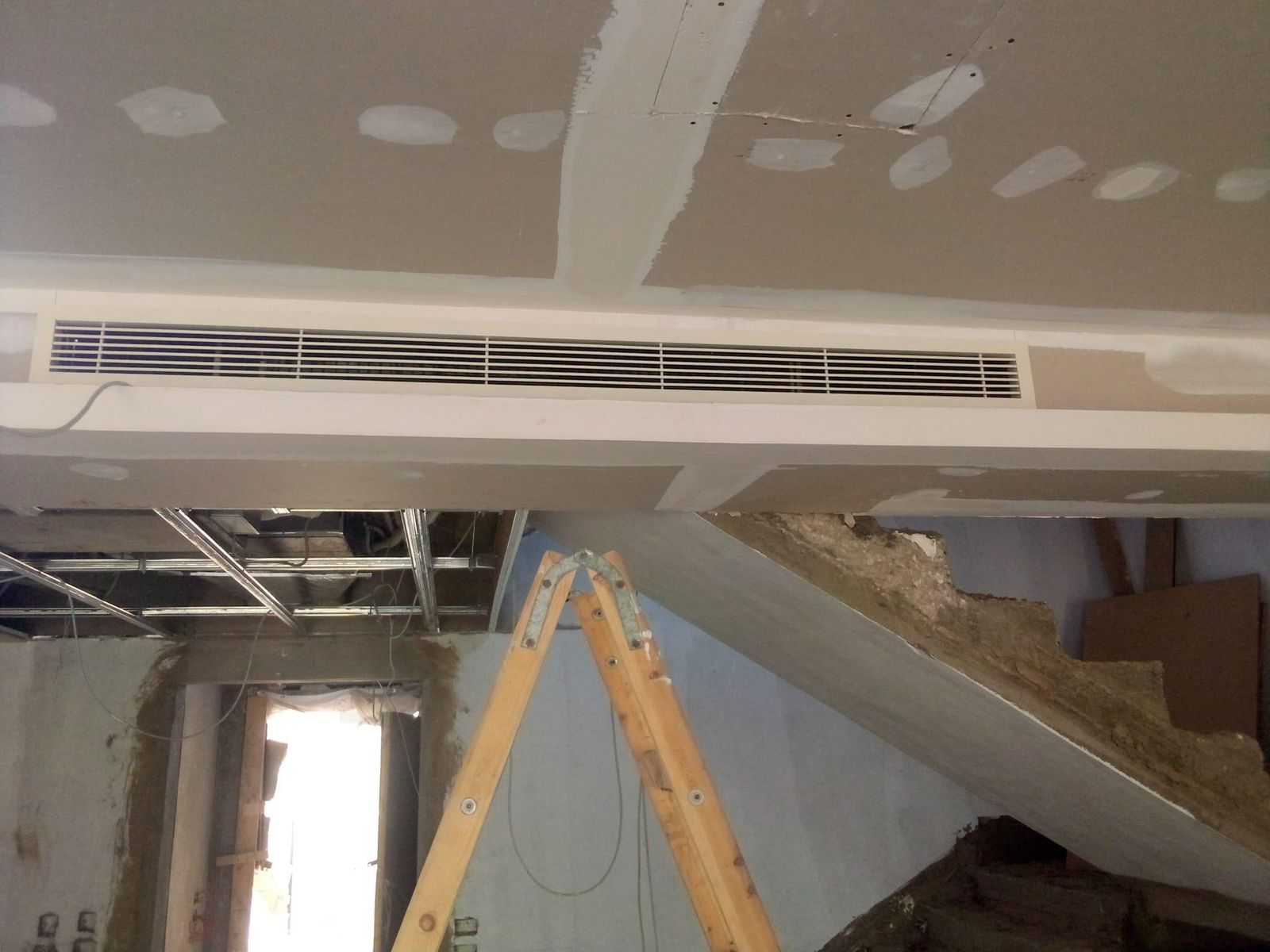 ما الفرق بين التكييف المركزي والتكييف العادي في الرياض؟